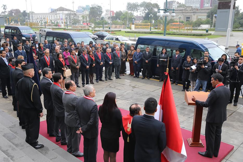 Entregan minibuses a las cortes  para el beneficio del servicio de justicia