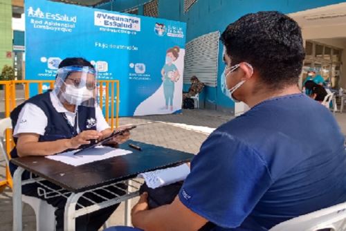Lambayeque inmuniza hoy y mañana a personal médico de EsSalud