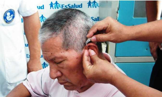 EsSalud entrengó centenar de audífonos digitales en Chiclayo