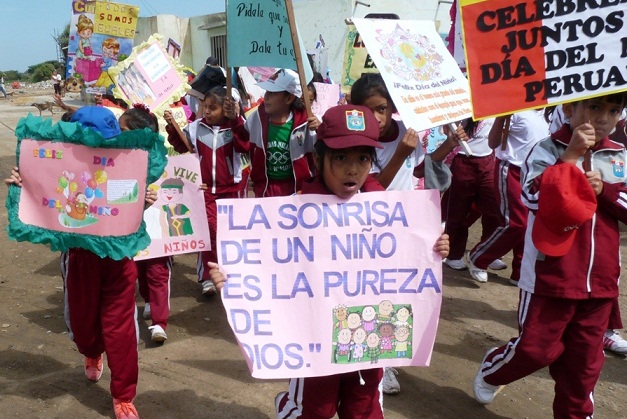 Eten: niños desfilaron e izaron el Pabellón Nacional en su día
