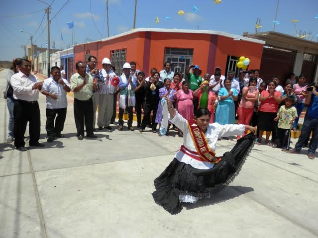 Inauguran obra con baile de marinera con botella en la cabeza