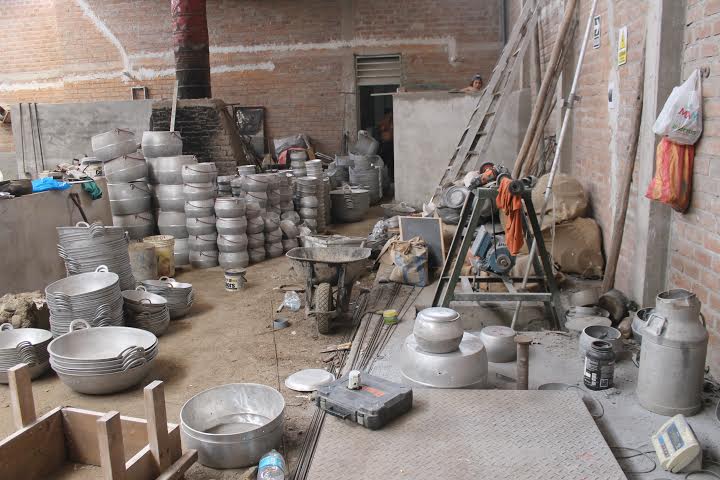 Fiscalía clausura fábrica clandestina de ollas en La Victoria