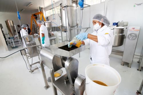 120 mype de La Libertad e Ica innovan con alcohol desinfectante de uva y papa