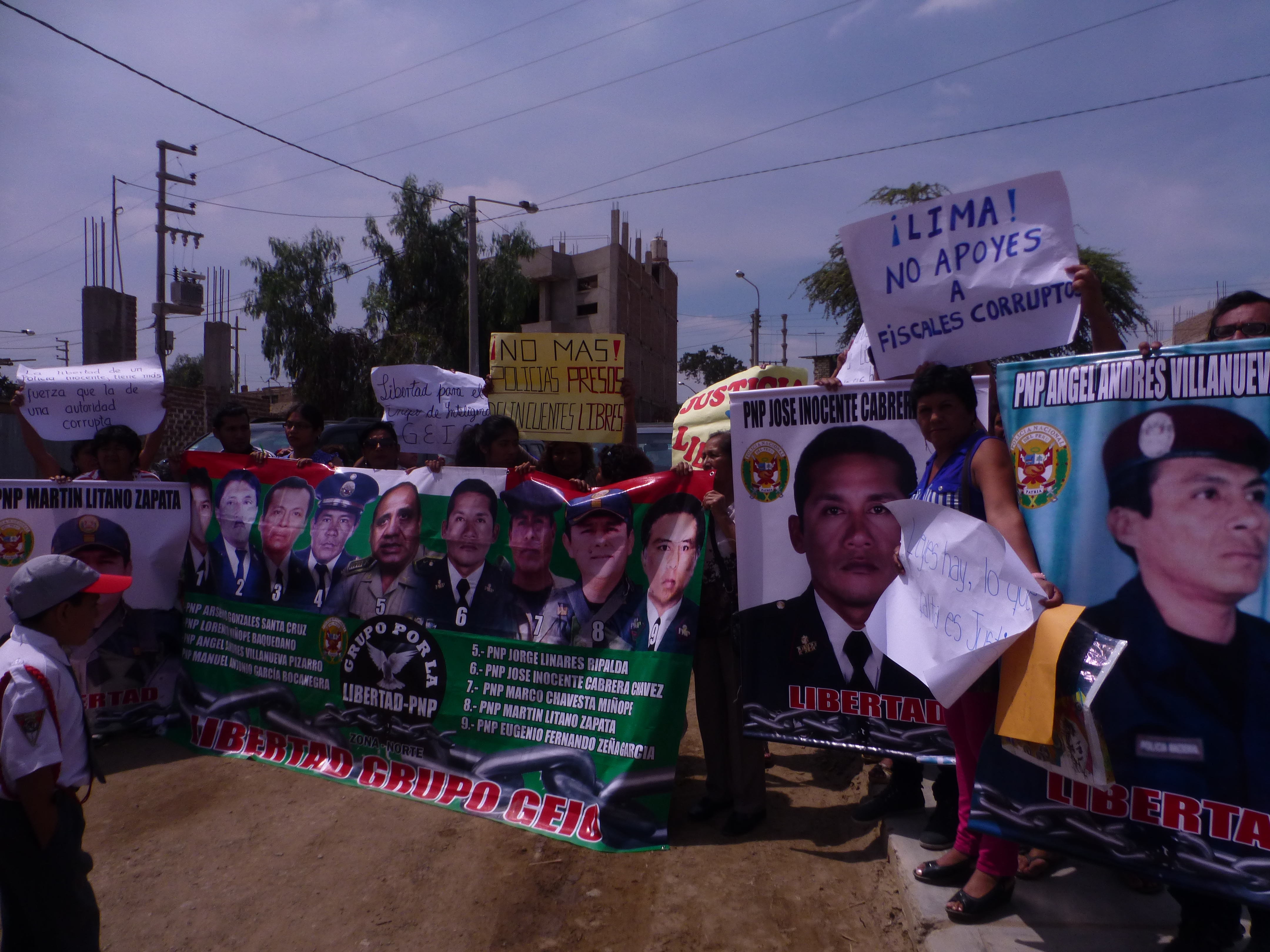 Familiares de policías acusados de  integrar “El Nuevo Clan del Norte” entregaron escrito a ministro de Justicia