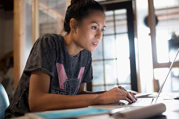 ¿Cómo evitar problemas oculares en épocas de teletrabajo?
