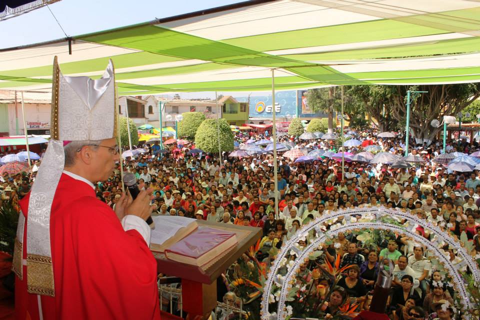 Miles de fieles llegan en el día central de la Cruz Motupe
