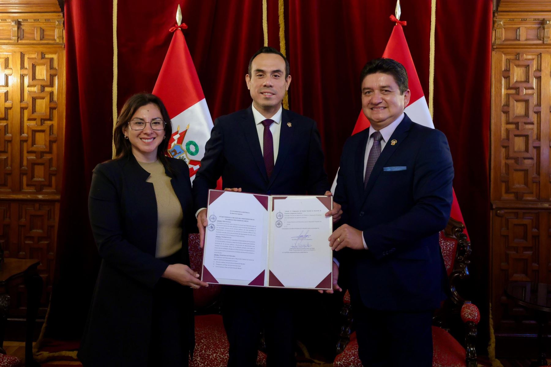 Firman autógrafa que crea fideicomiso para desarrollo fronterizo de Loreto