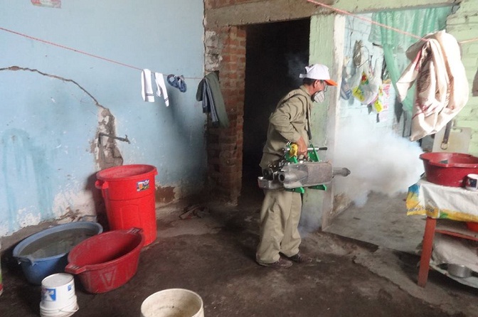 Fumigan 240 casas contra el dengue en el distrito de Pucalá