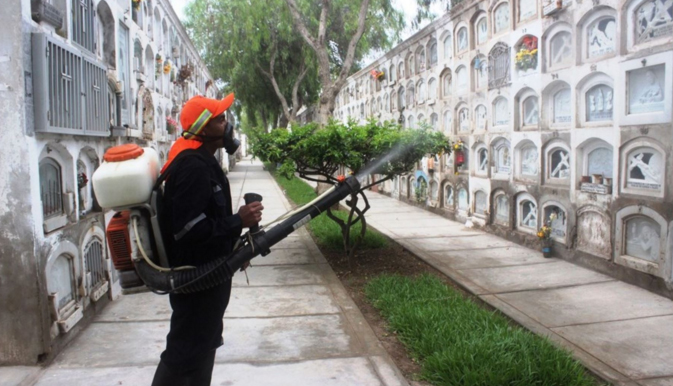Fumigan cementerio de Chiclayo y otros sectores para prevenir dengue