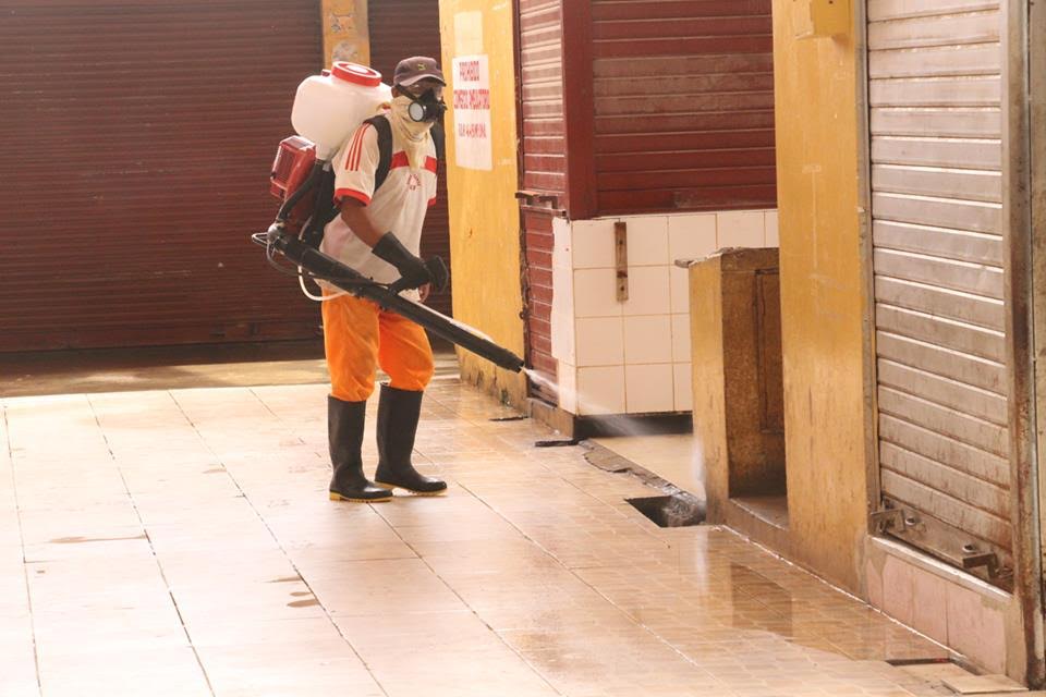 Limpian y fumigan  mercado de Lambayeque