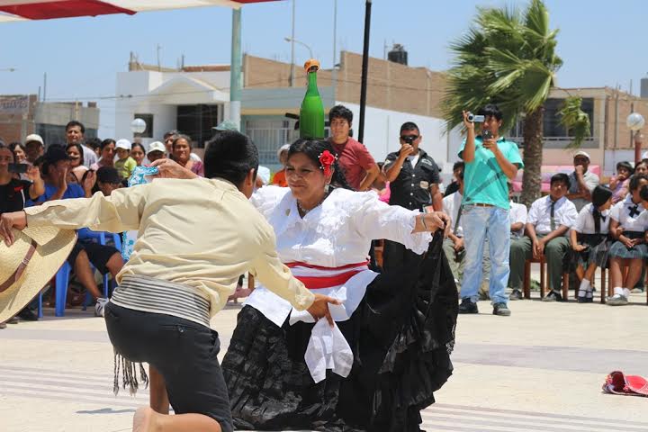 Mujer de 57 años ganó concurso de marinera tradicional con botella en la cabeza en Eten 