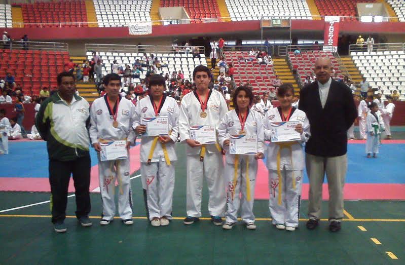 Estudiantes de la USS ganan medallas de oro en taekwondo