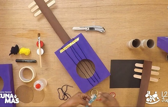 Aprende a elaborar una guitarra con cartón reciclado para jugar con las niñas y niños  