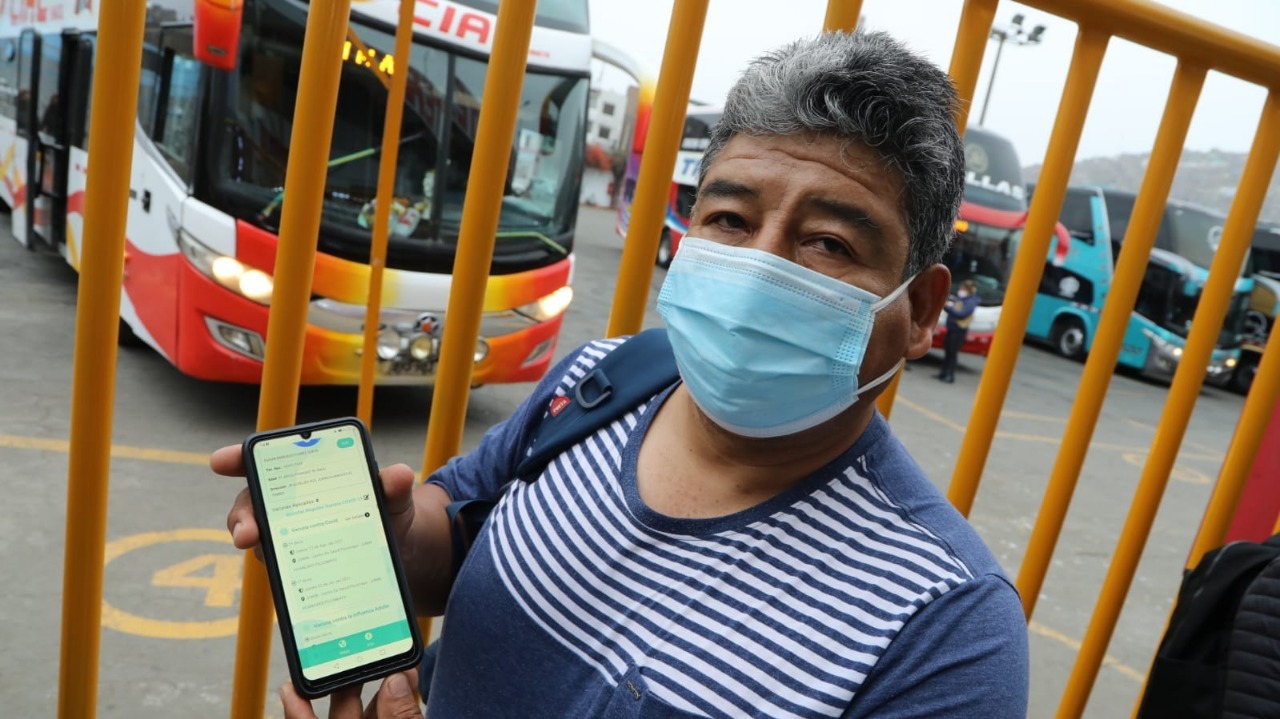 Pasajeros pueden presentar carnet de vacunación físico o digital para viajes interprovinciales