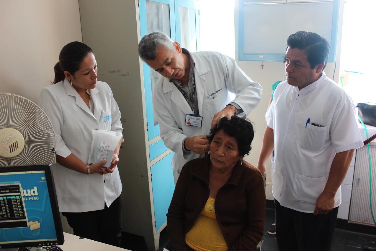 Hospital Naylamp entregó 70 audífonos digitales a pacientes con discapacidad auditiva