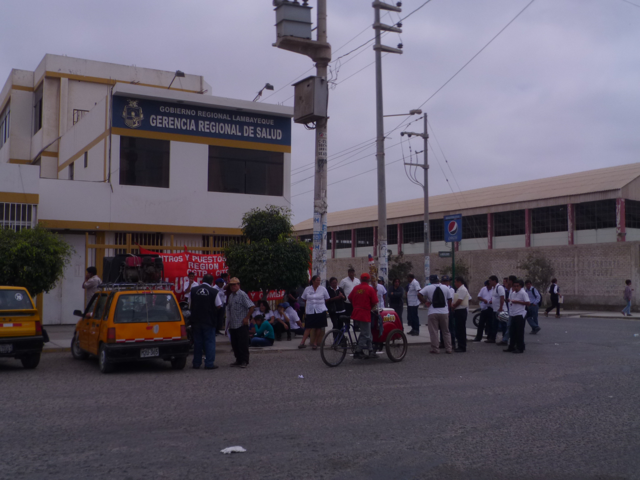 Trabajadores administrativos de Salud paralizan labores exigiendo pago de beneficios económicos