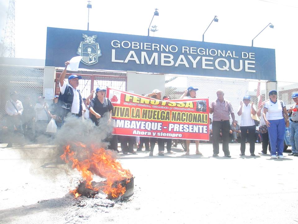  Trabajadores de Salud queman  ataúd con fotos del gobernador regional de Lambayeque