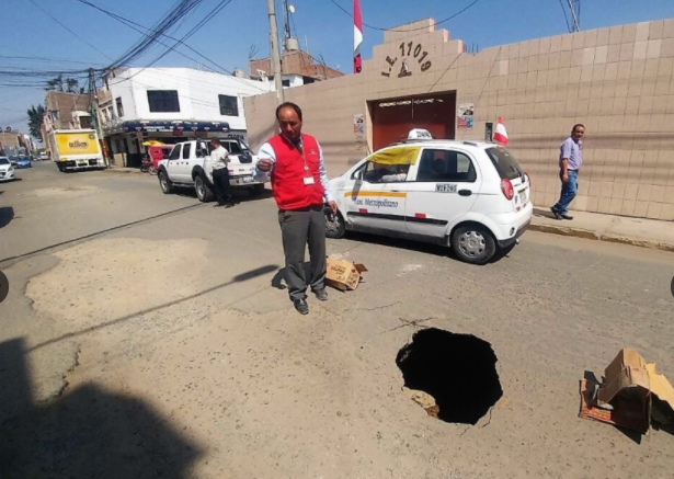 Hundimiento de carpeta asfáltica en calles céntricas Chiclayo constata la Contraloría