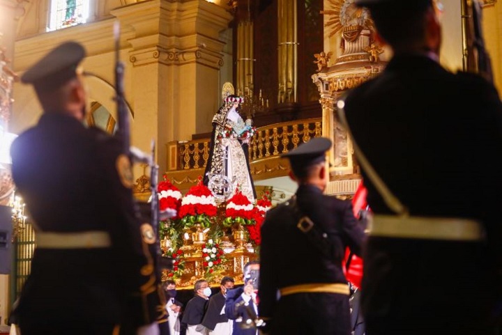 Autoridades saludan a la Policía Nacional en por celebración de Santa Rosa de Lima
