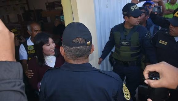 Betssy Chávez, exministra de Pedro Castillo, es detenida en su domicilio y se ríe durante traslado  