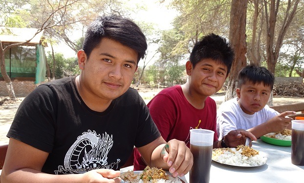 Más de 389 mil escolares de secundaria reciben servicio alimentario en el ámbito nacional