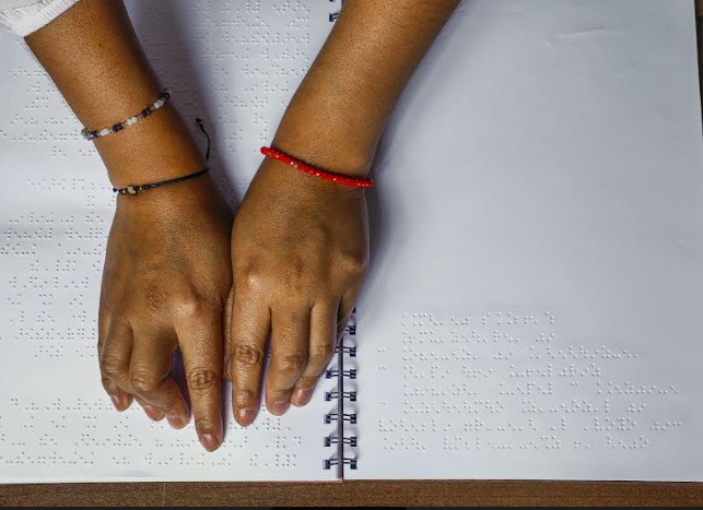 Restaurantes y empresas de turismo deben implementar progresivamente el sistema Braille en sus servicios