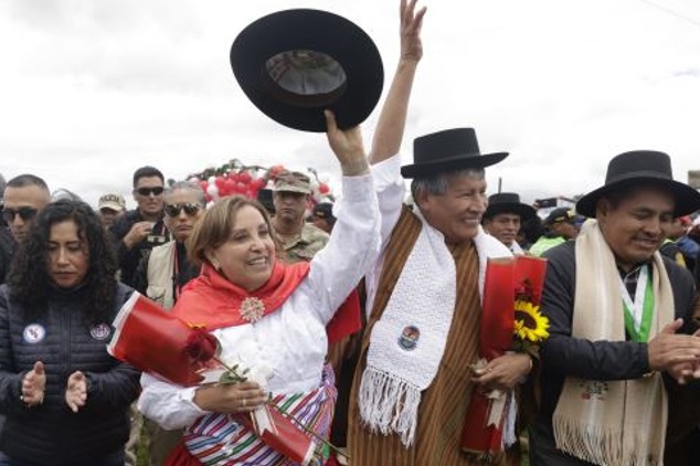 Ministros respaldan a presidenta Dina Boluarte y deploran agresión en su contra
