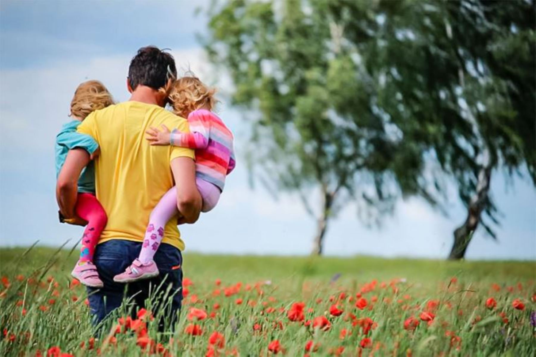 Aprueban ley que prohibe el despido de padres con hijos menores de un año