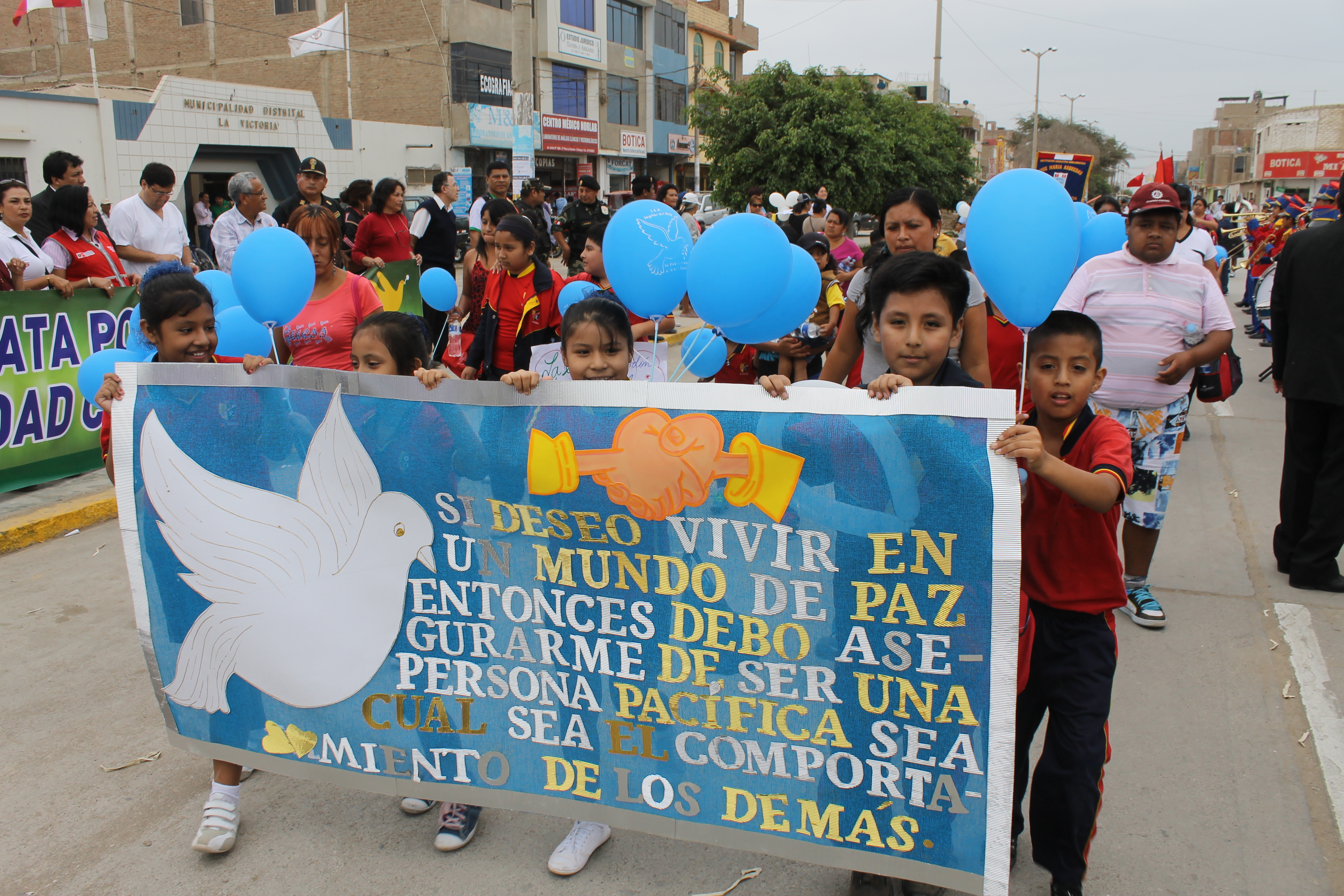 Colorida caminata por la paz y la seguridad ciudadana 