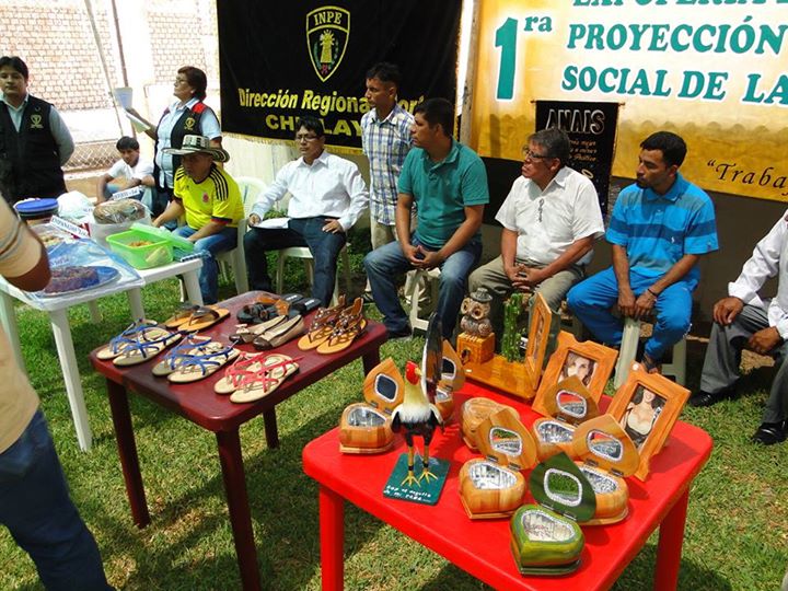 Internos de penal de Pisci participaron en exposición de artesanías