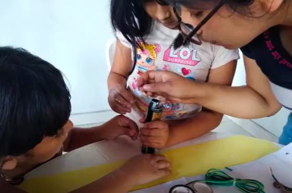 Joven talento de Beca 18 enseña ciencia a niños de asentamientos humanos