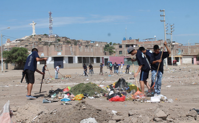 Jóvenes chiclayanos realizan labores de limpieza en la zona oeste de la ciudad