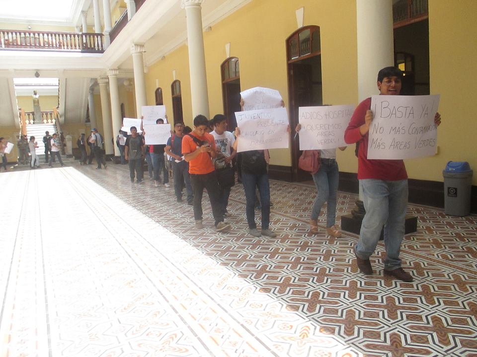 Jóvenes universitarios protestan en el interior de la municipalidad de Chiclayo