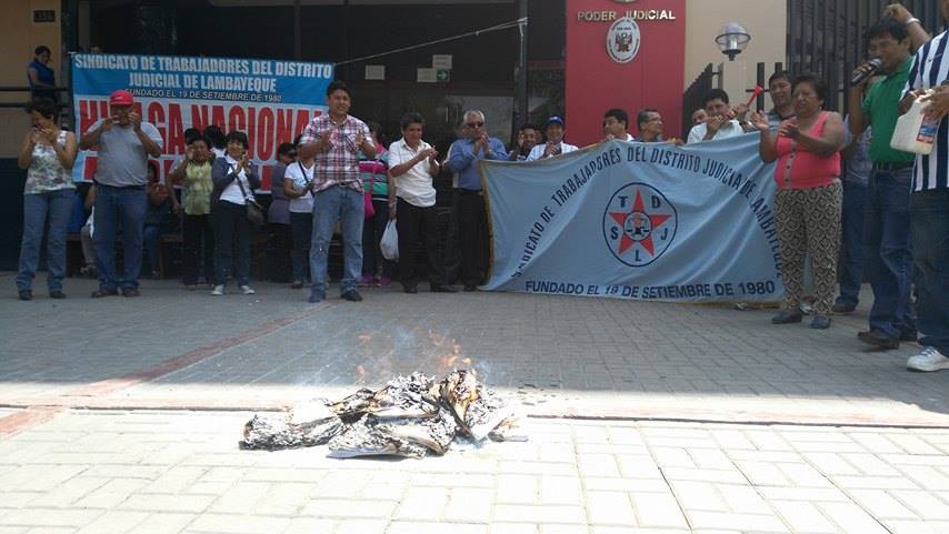 Trabajadores judiciales de Lambayeque queman expedientes en segundo día de paro nacional
