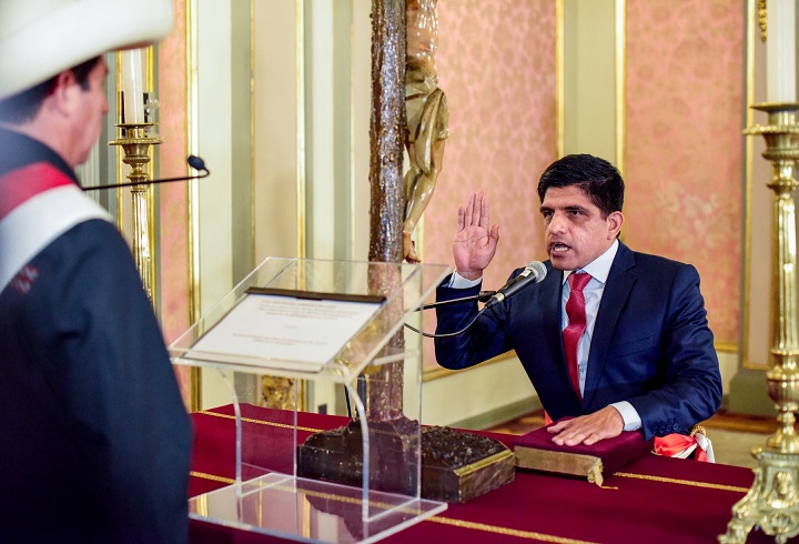 Castillo y ministro de Defensa se contradicen sobre las reuniones en la casa de Breña