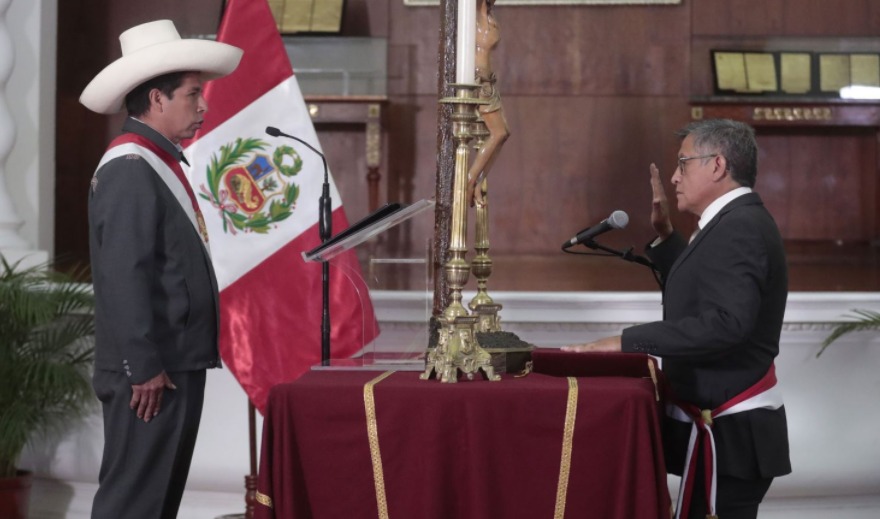 Tras una semana finalmente Castillo juramentó a nuevo ministro de Educación 