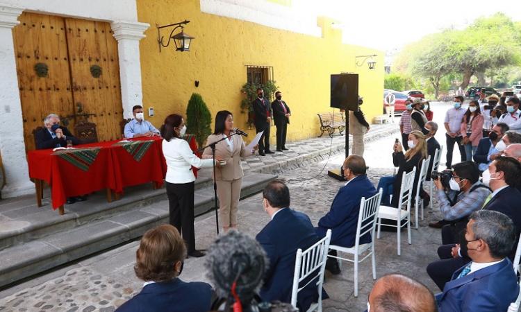 Keiko Fujimori suscribe nuevo juramento por la democracia y pide perdón al país