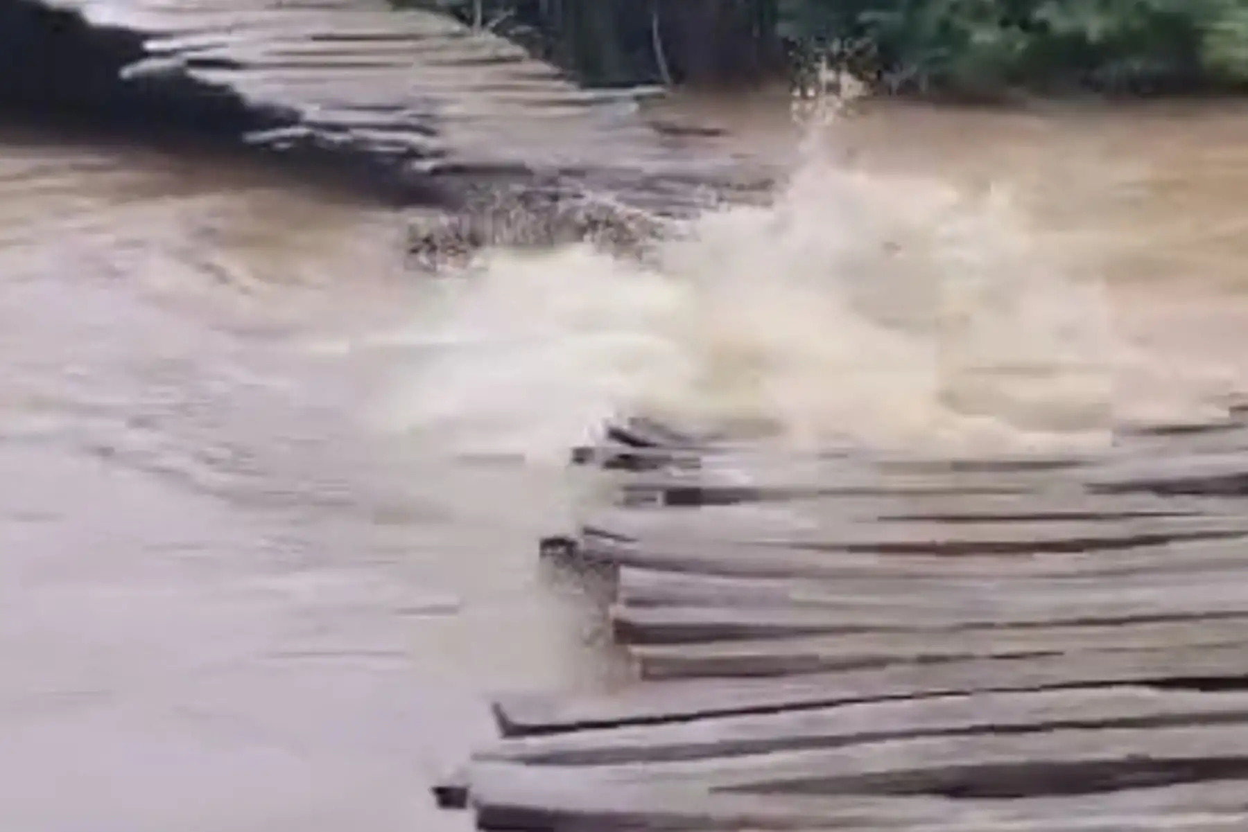 Colapso de puente deja incomunicado a centro poblado de Chumbenique