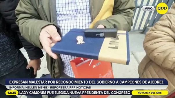 Campeones de ajedrez recibieron una agenda y un cargador como reconocimiento del Gobierno 