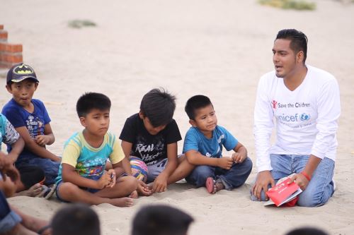 ONG entrego más de 400 cuentos infantiles sobre prevención en zonas afectadas por “El Niño Costero”