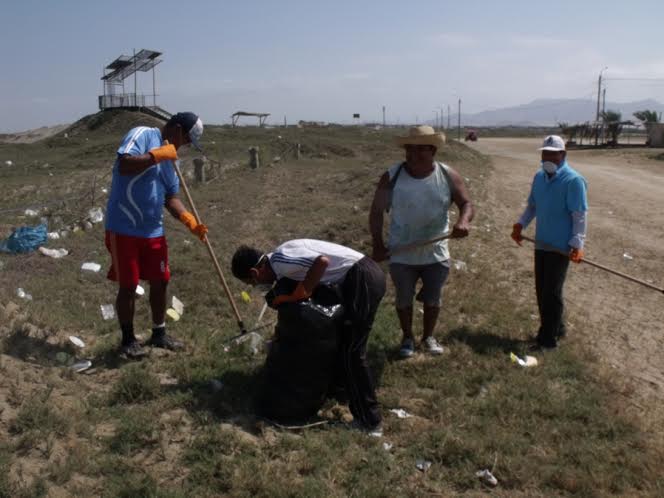 Voluntarios recogen 30 sacos de basura durante la limpieza de los Humedales de Eten