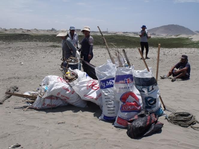 Limpian playa del Niño del Milagro de Ciudad Eten