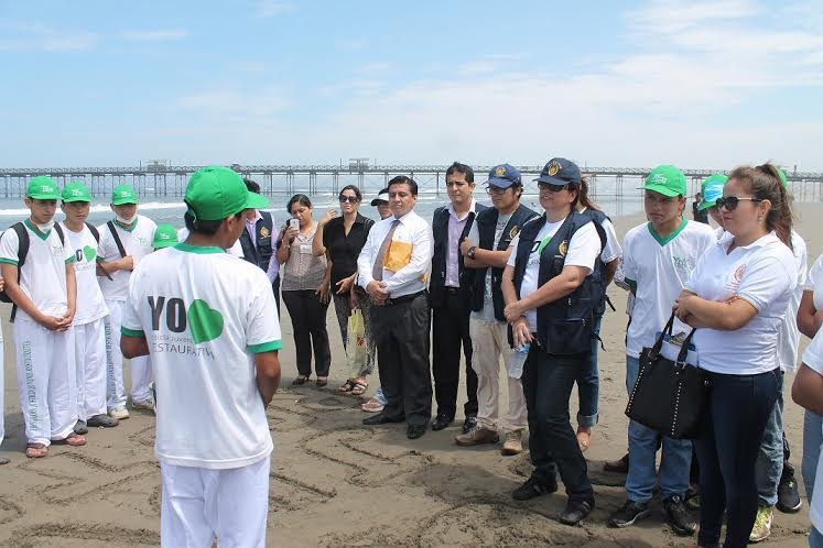 Adolescentes que infringieron la Ley Penal participan de limpieza de playa en Pimentel