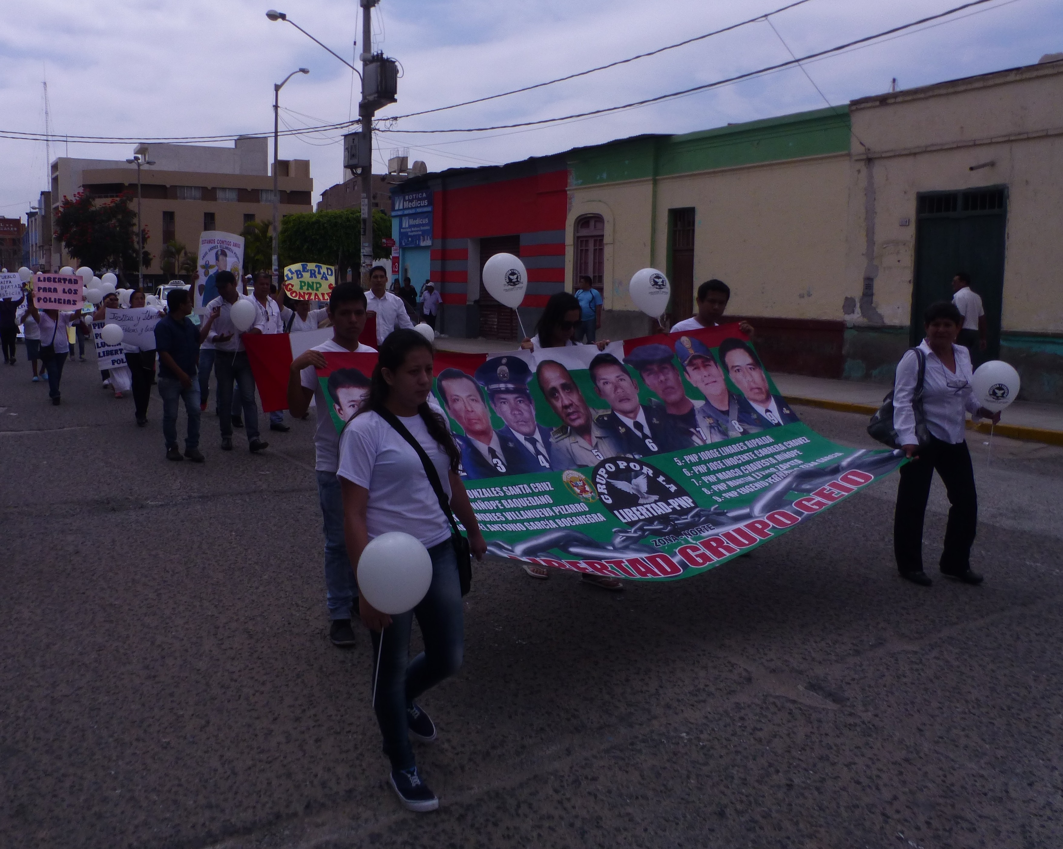 Familiares realizan marcha por la liberación del coronel Jorge Linares