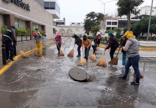 Lluvia persistente causa aniegos en calles de la ciudad de Chiclayo