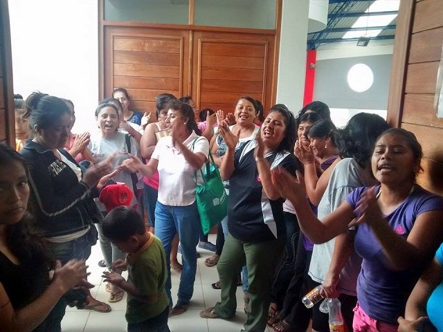 Padres de la I.E. Rosa Flores de Oliva protestan por retorno de directora