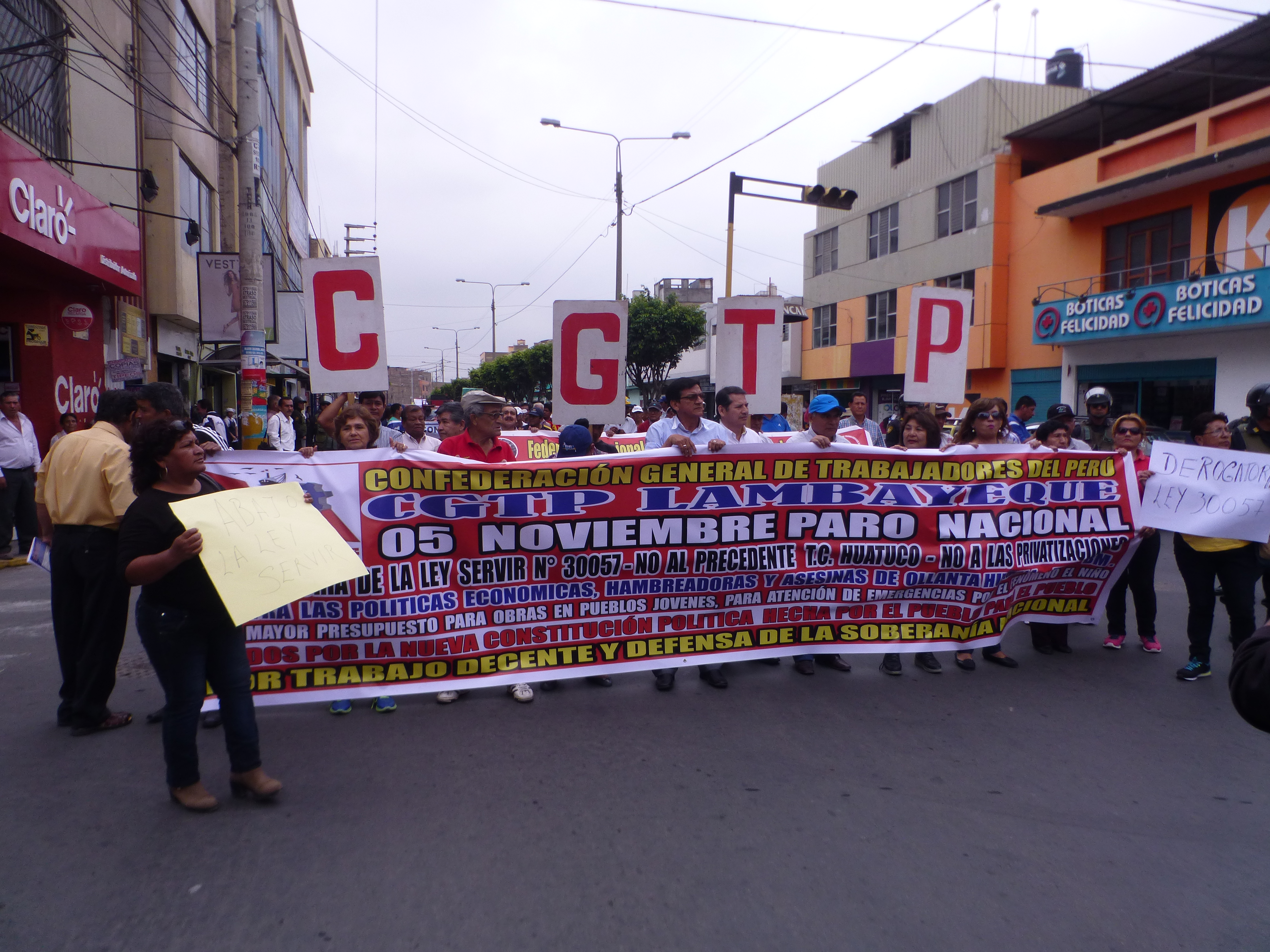 Sindicalistas del CGTP marchan en rechazo de la Ley de Servicio Civil