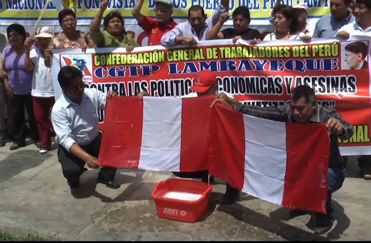 Agremiados a CGTP lavan bandera en el parque Obrero de Chiclayo