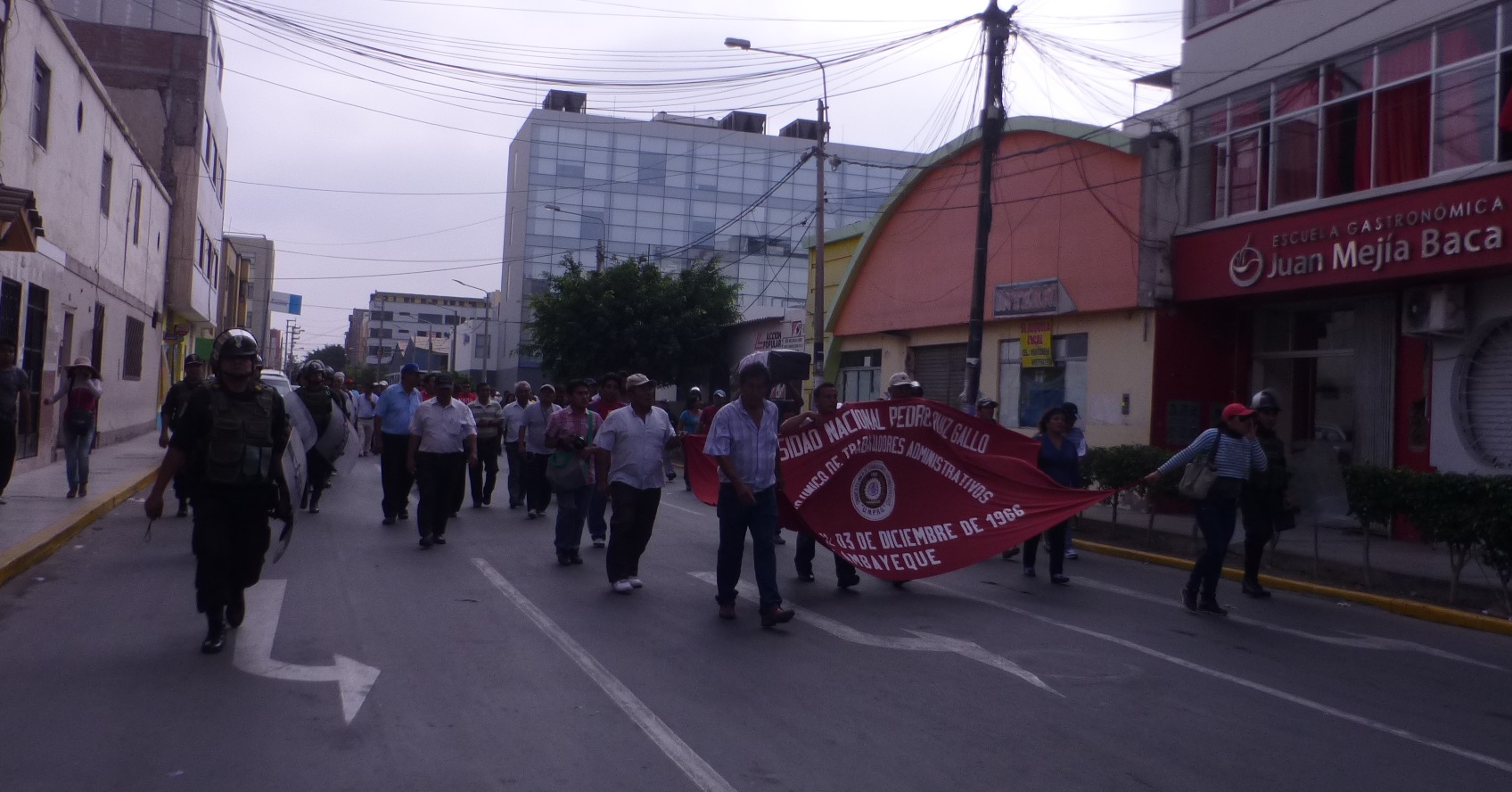 Trabajadores de la UNPRG llevan 16 días de huelga y piden mejoras salariales