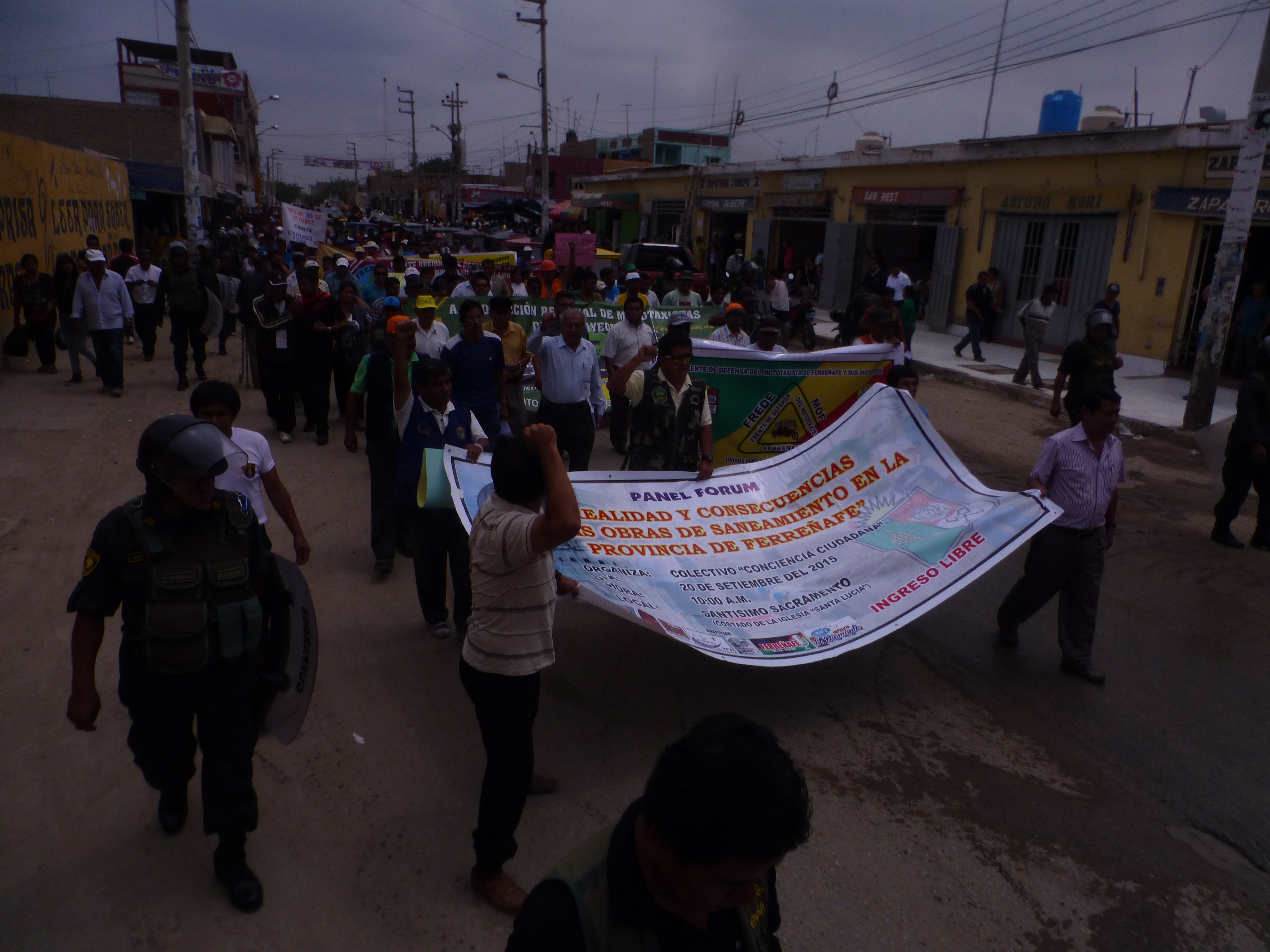 Pobladores de Ferreñafe marchan por retraso de obra de saneamiento